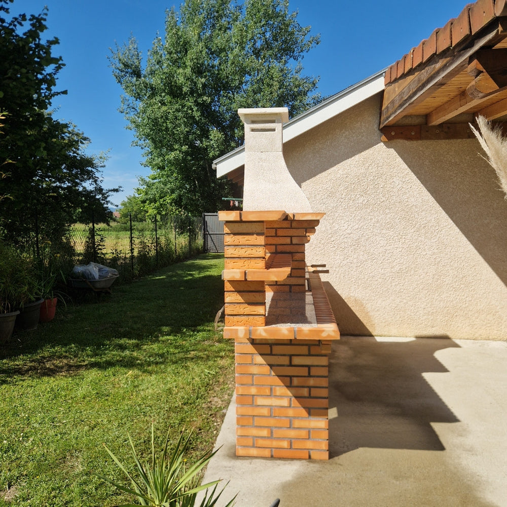Calabria 601 – Barbecue interamente in mattoni con 2 tavoli (mensole + lavello opzionali) – affresco incluso
