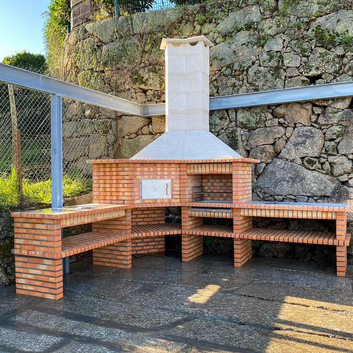 Brava 131 – Barbecue angolare in mattoni con forno e lavello