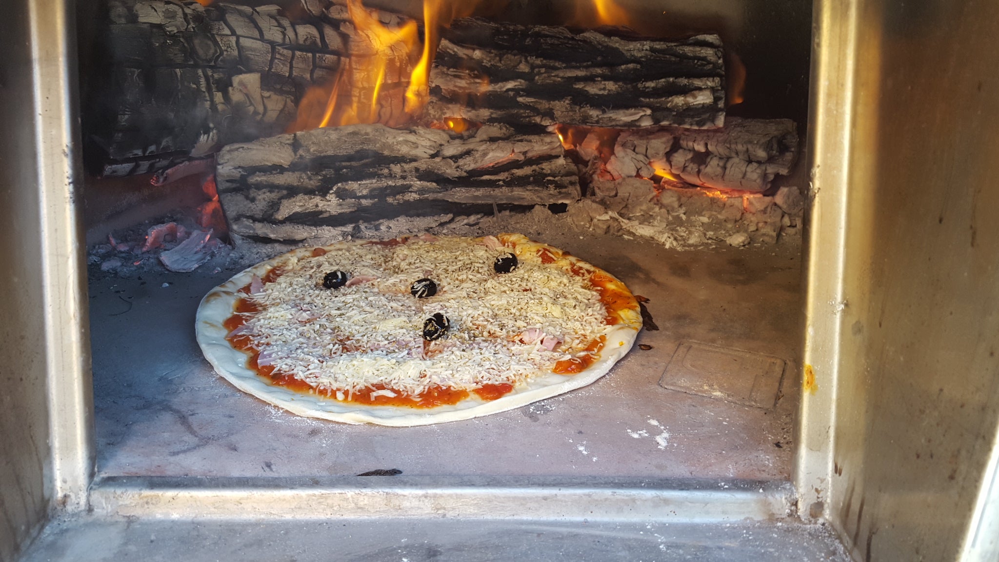 Brava 131 – Barbecue angolare in mattoni con forno e lavello