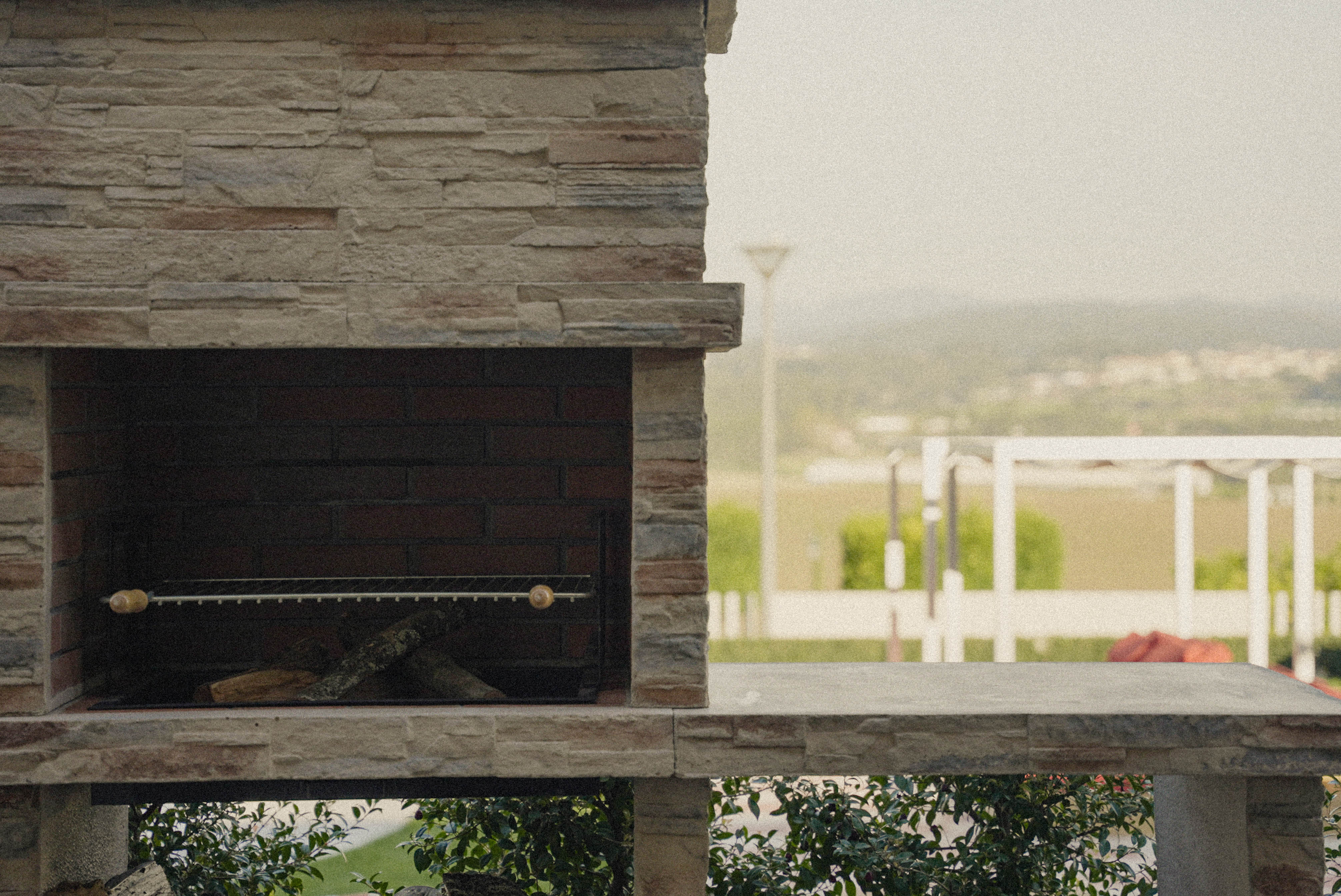 Barbecue Rocca 461 – Pietra Ricostituita con Modulo Laterale