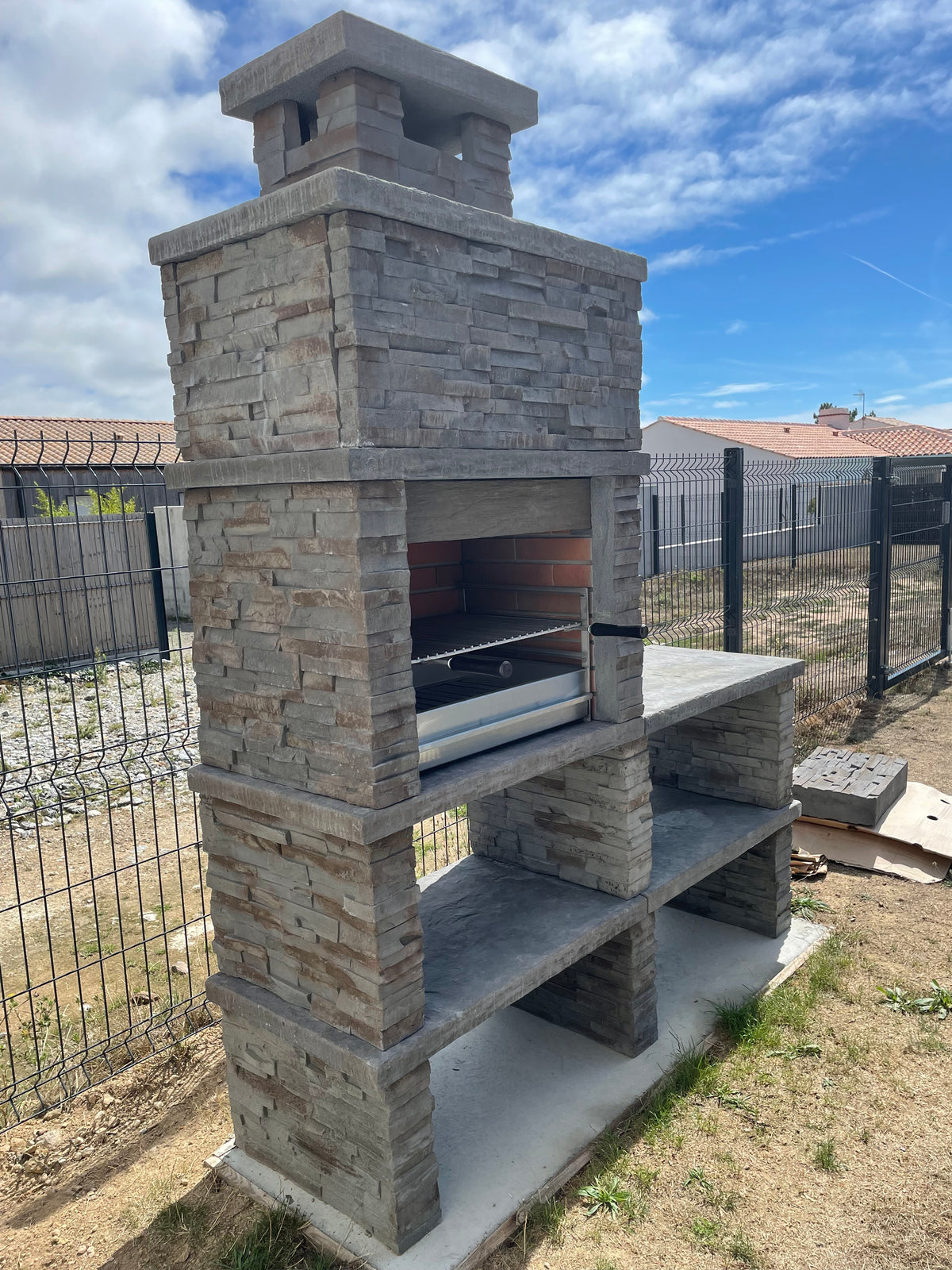 Montara 40 – Reconstituted stone barbecue with slate-effect finish, 60 cm grill and stainless steel sink