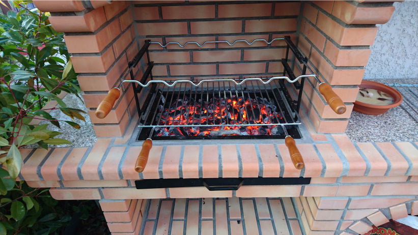 Calabria 502 – Barbecue in mattoni con piano di lavoro (lato a scelta) – affresco incluso (lavello + griglia inox opzionali)