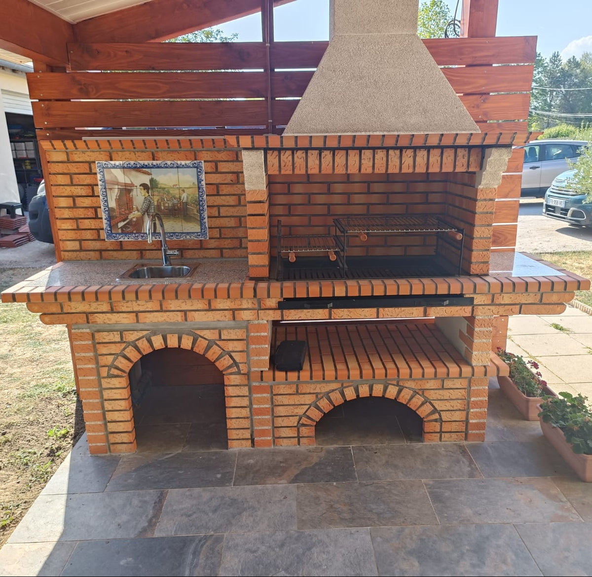 Calabria 326 – Barbecue in mattoni e pietra ricostituita con ampio piano di lavoro – griglia da 90 cm (lavello + affresco opzionali)