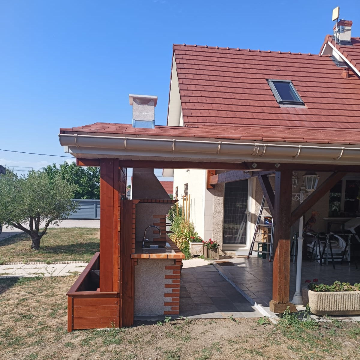 Calabria 326 – Barbecue in mattoni e pietra ricostituita con ampio piano di lavoro – griglia da 90 cm (lavello + affresco opzionali)