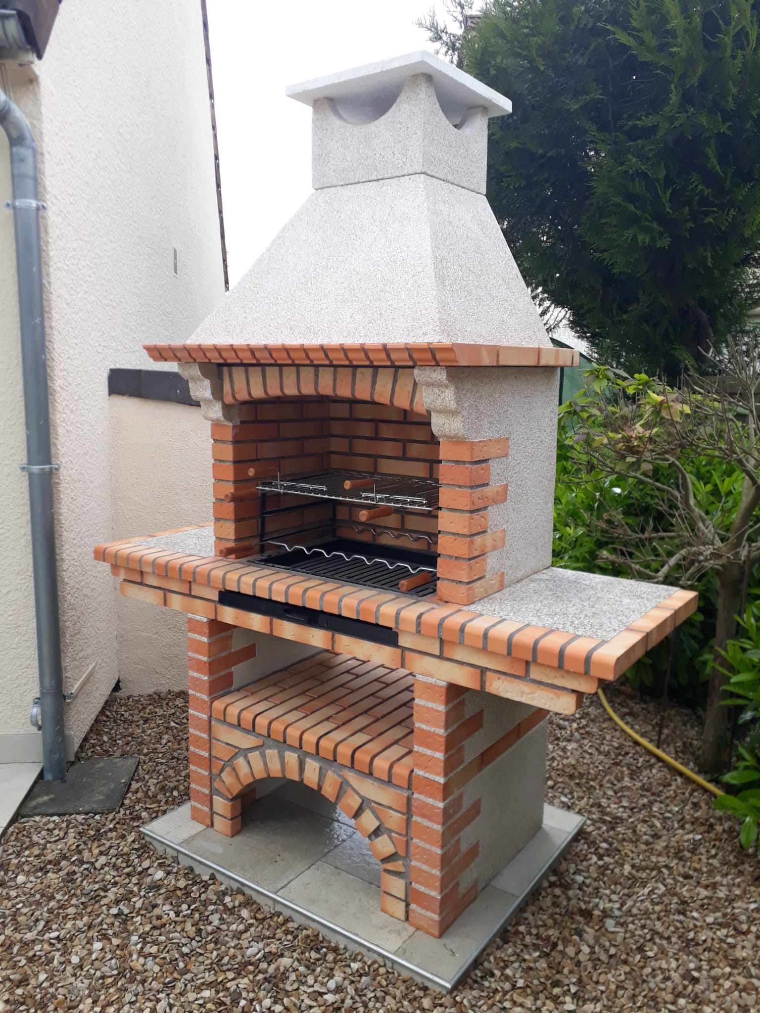 Calabria 206G – Barbecue tradizionale in mattoni e pietra ricostituita con mensola – griglia da 70 cm