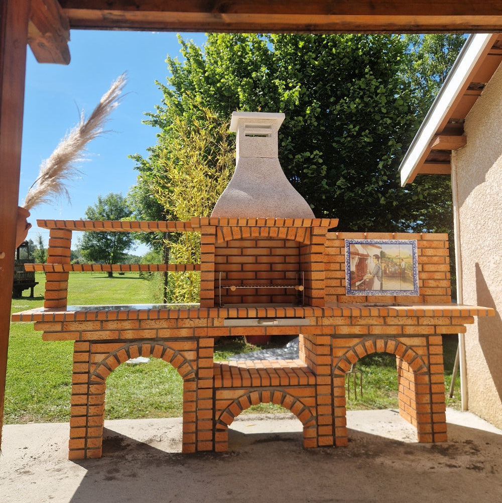 Calabria 601 – Barbecue tout en briques avec 2 tables (étagères + évier en option) – fresque incluse