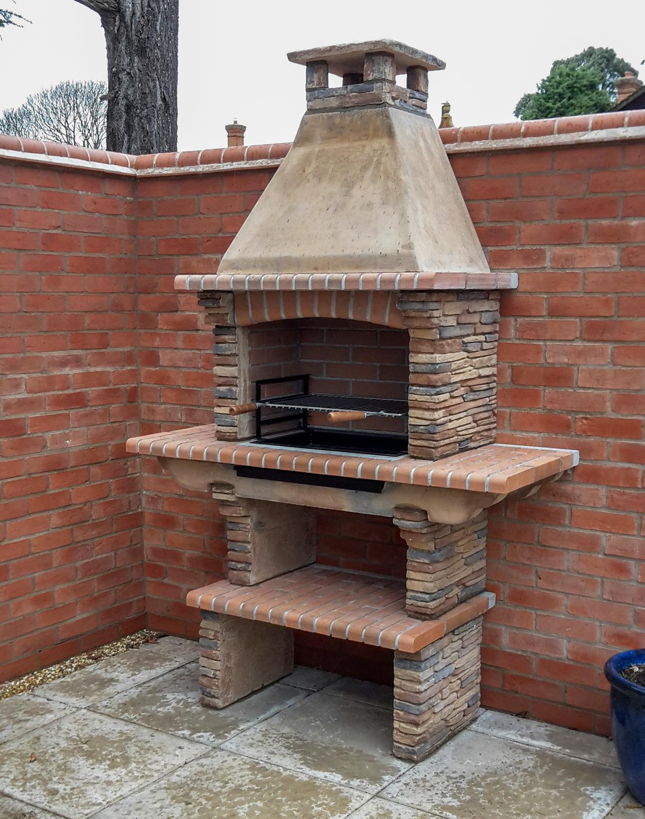 Barbecue RIVIEIRA 402 – Pietra Ricostituita, Canna Fumaria, Legna/Carbone