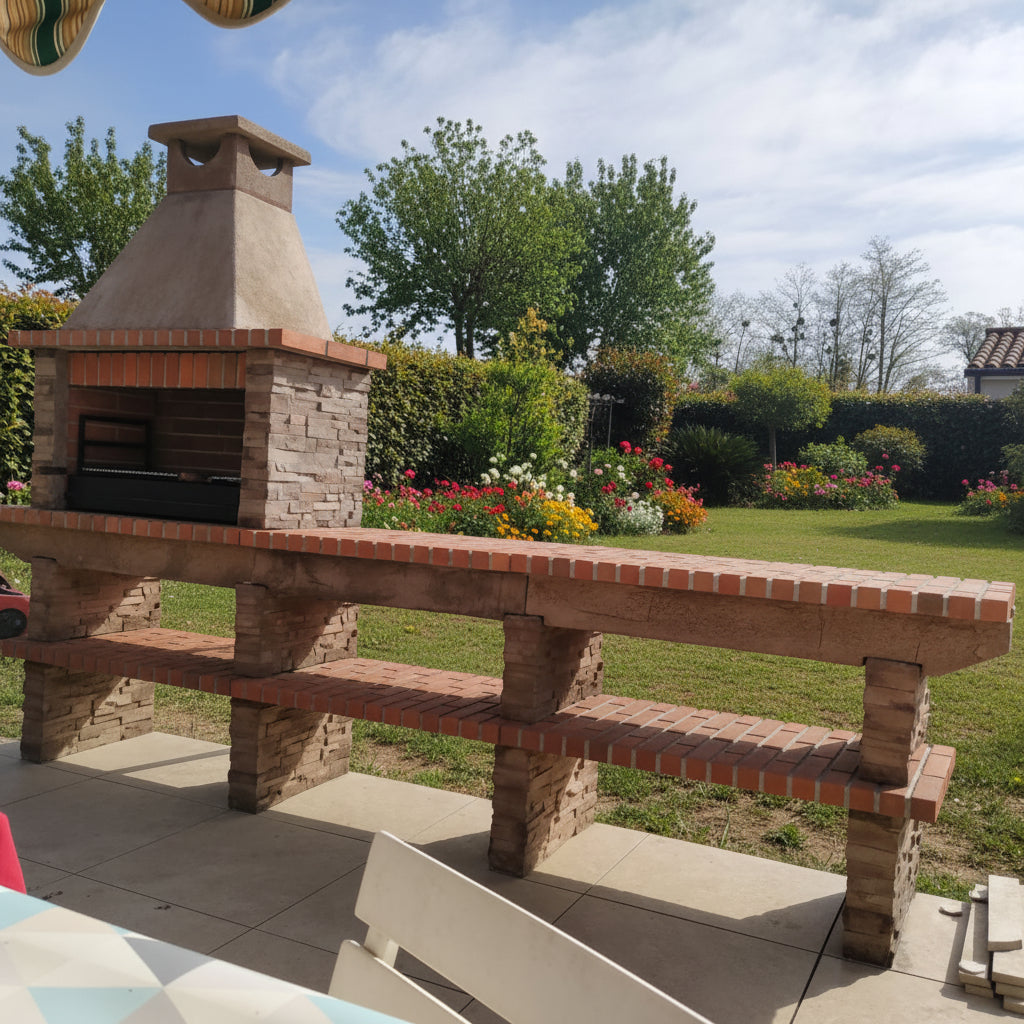 Basalto 480 – Barbecue pierre reconstituée imitation schiste avec grande table + plan de travail – Grilloir 80 cm (Gris ou Marron) – Évier inox en option