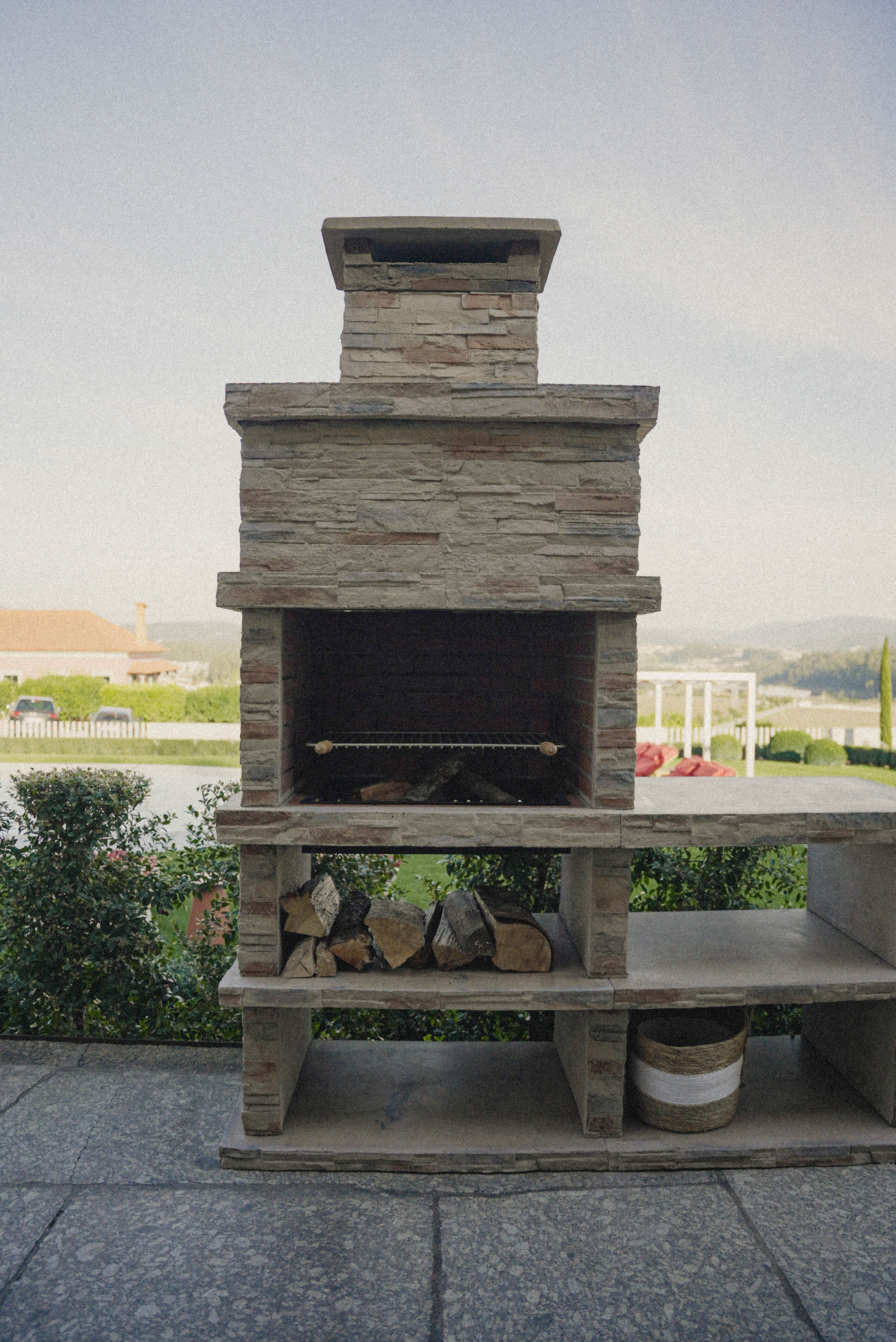 Barbecue Rocca 461 – Pietra Ricostituita con Modulo Laterale
