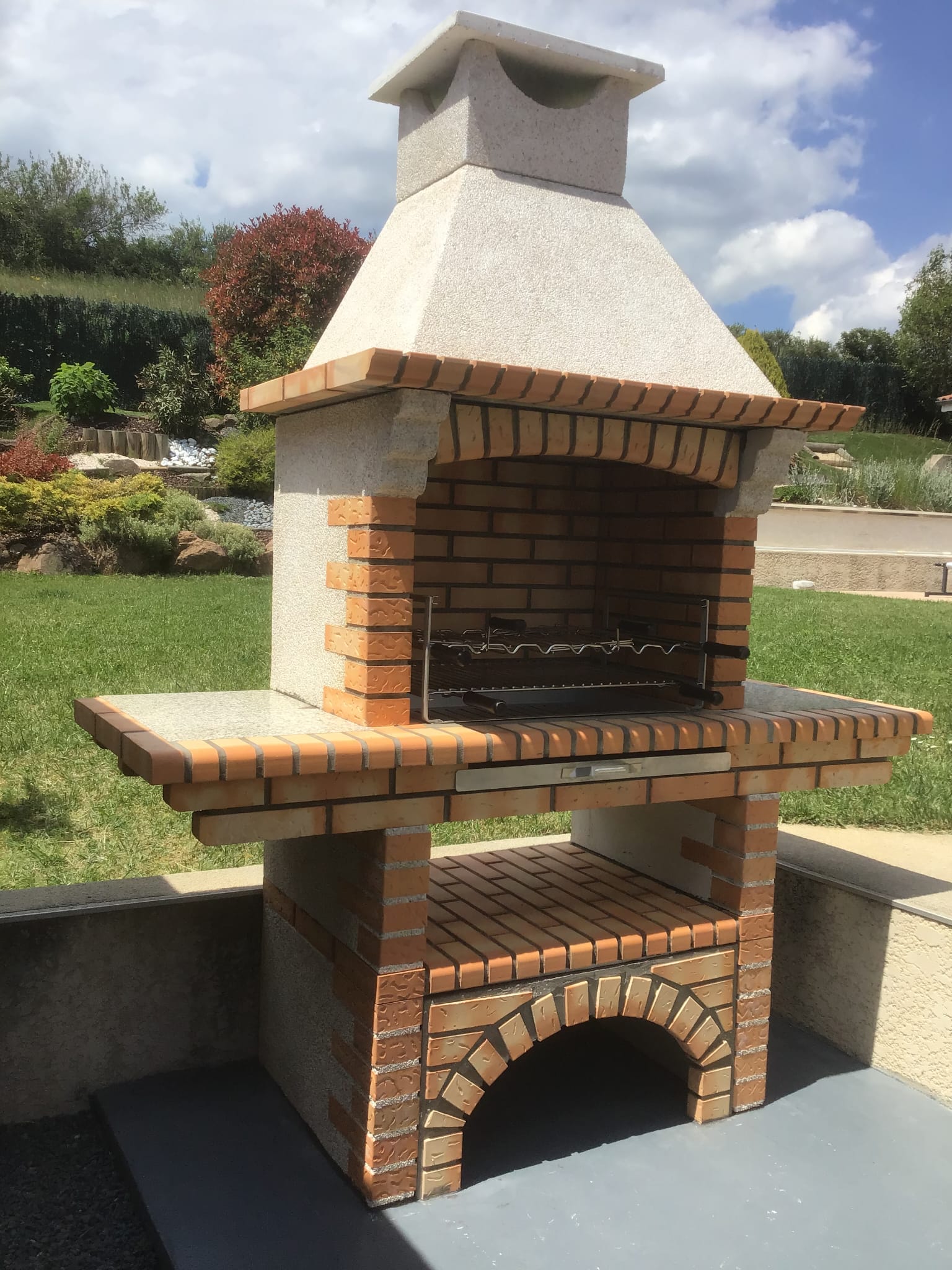 Calabria 206G – Barbecue tradizionale in mattoni e pietra ricostituita con mensola – griglia da 70 cm