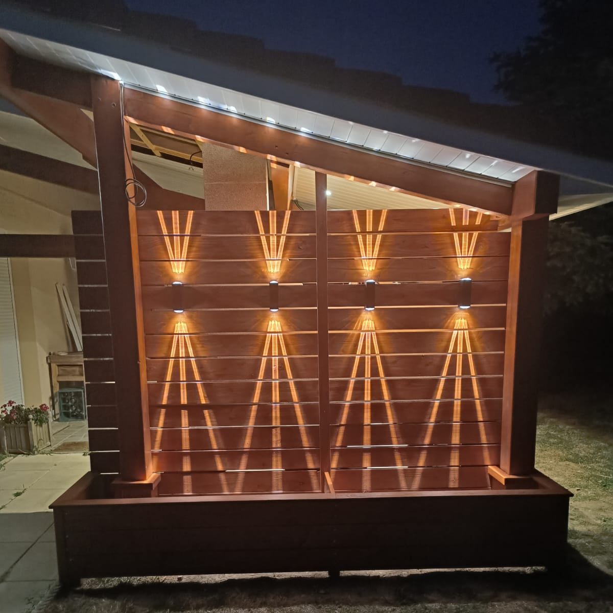 Calabria 326 – Barbecue in mattoni e pietra ricostituita con ampio piano di lavoro – griglia da 90 cm (lavello + affresco opzionali)