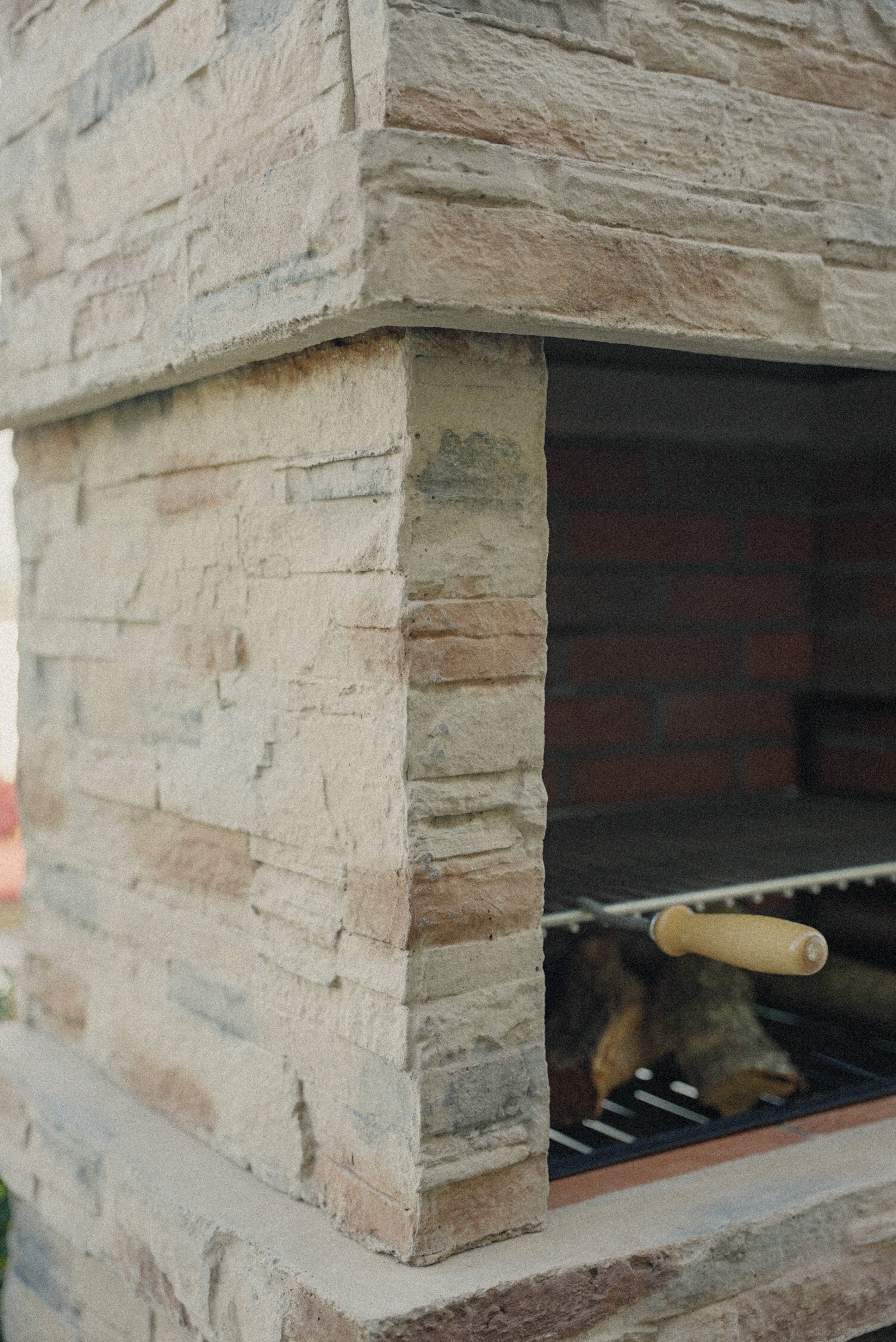 Barbecue in Pietra Ricostituita – Rocca 460 – Marrone o Grigio