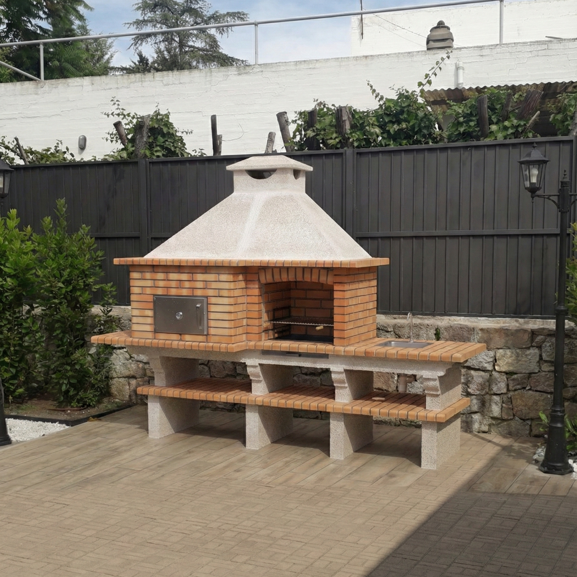 Brava 102F – Cucina da esterno in mattoni lineare con forno Ø80 cm e lavello (rubinetto incluso)