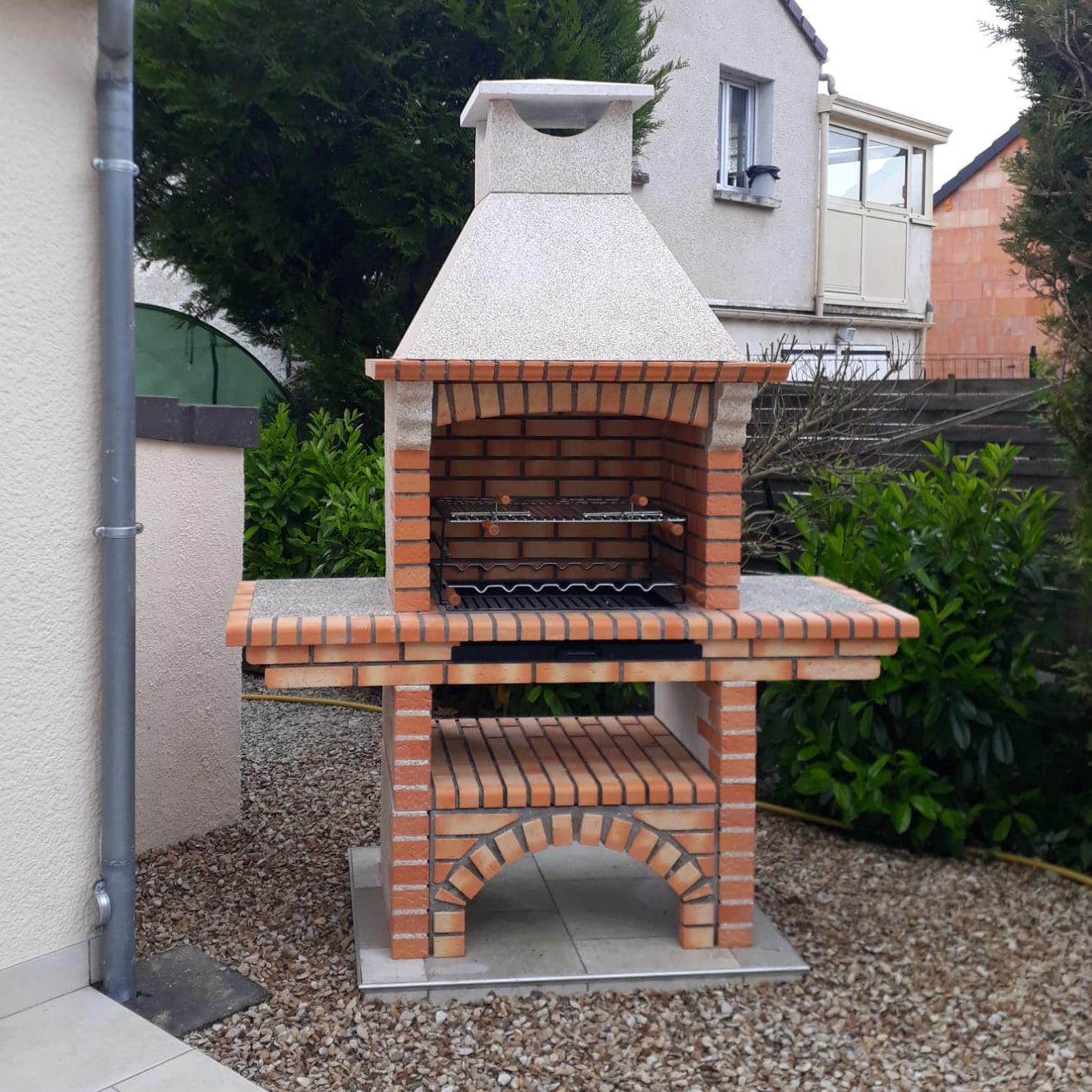 Calabria 206G – Barbecue tradizionale in mattoni e pietra ricostituita con mensola – griglia da 70 cm
