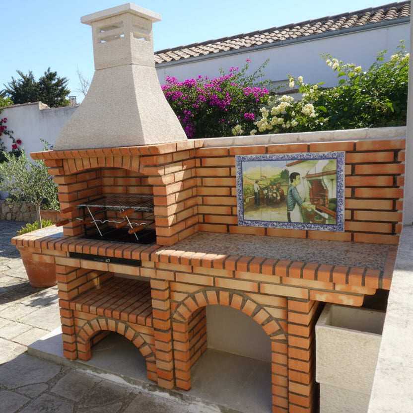 Calabria 502 – Barbecue in mattoni con piano di lavoro (lato a scelta) – affresco incluso (lavello + griglia inox opzionali)