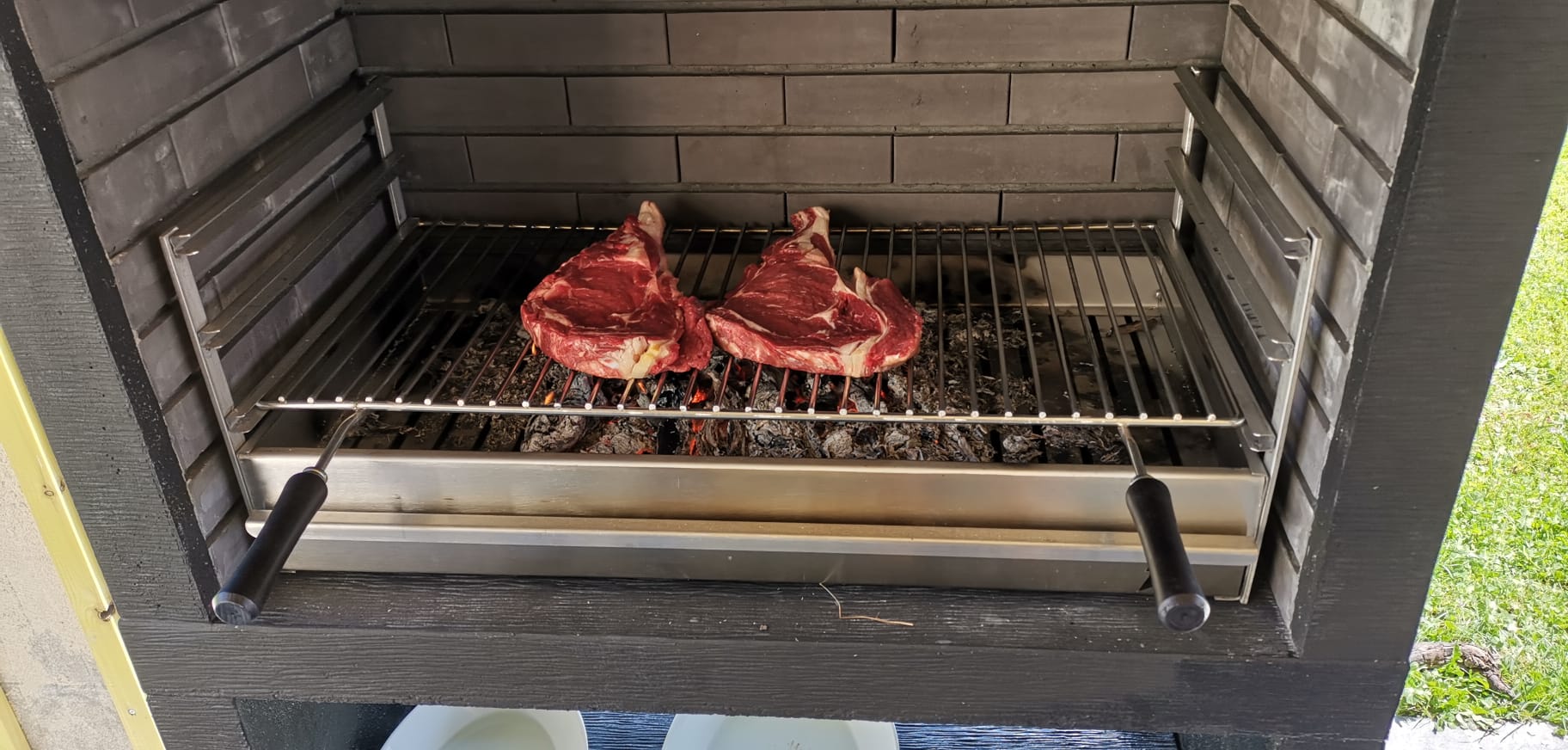Linea 15 – Barbecue moderno con ripiano laterale (4 colori) – griglia in acciaio da 60 cm inclusa