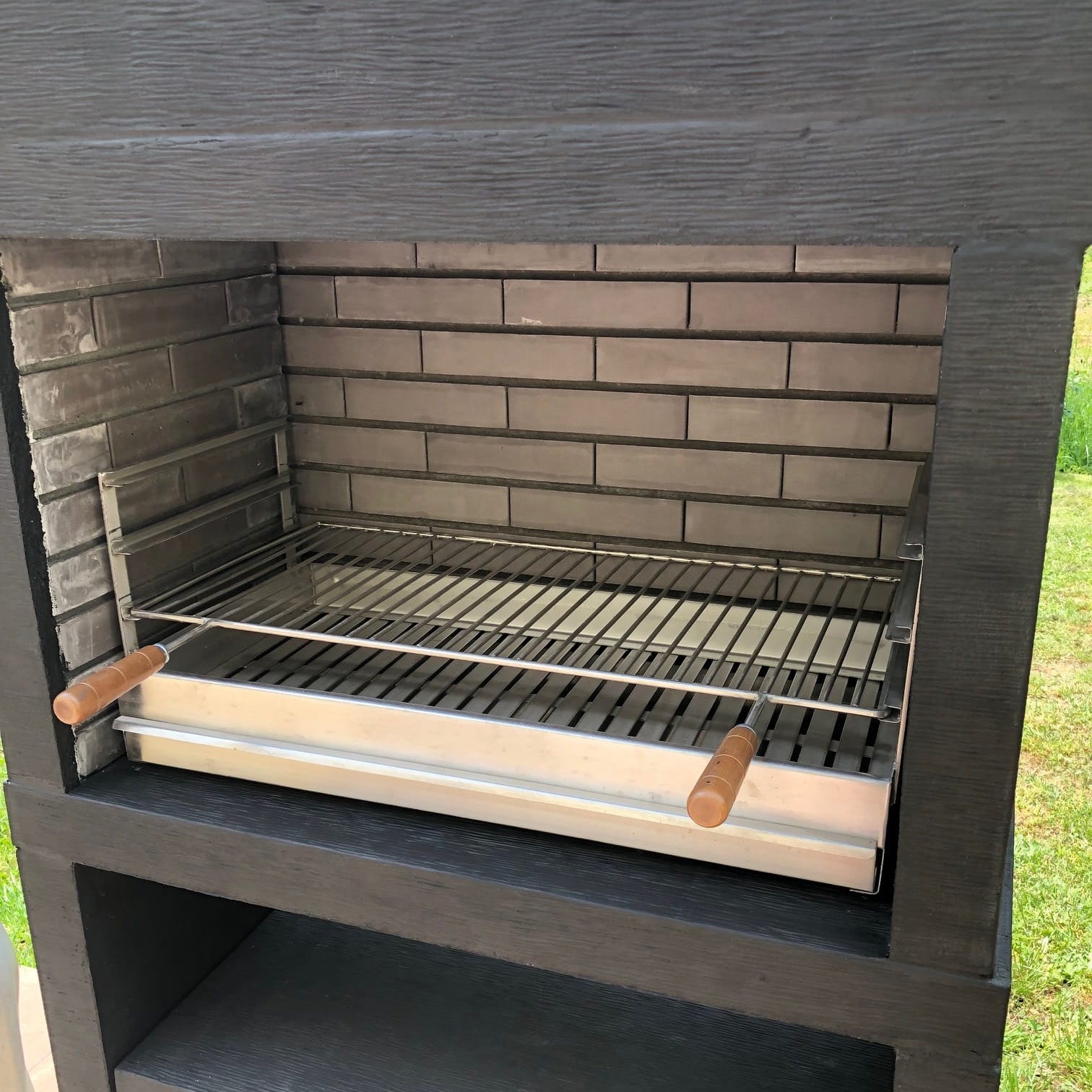 Linea 25 – Barbecue moderno di design (4 colori) con griglia in acciaio da 80 cm inclusa
