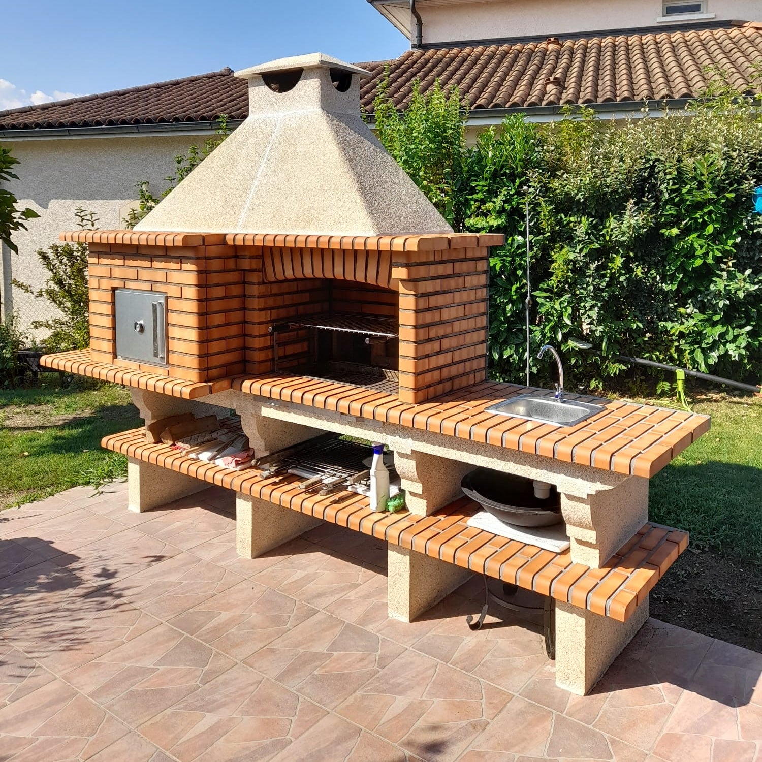TerraCotto 144 – Barbecue en Brique avec Four & Évier